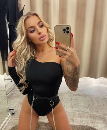 Я креативная и нежная, с опытом, который позволяет мне удовлетворить каждое твое желание. Моя жизнерадостность и открытый ум позволяют мне творить настоящую магию в интимной обстановке. Я настоящая профессионалка иудовольствие тебе обеспечено. Не стесняйся рассказывать мне о своих фантазиях, я готова реализовать их все для тебя. У меня есть отличные отзывы от моих клиентов, которые подтверждают мои навыки и умения. Самые жаркие встречи и незабываемые моменты гарантированы, когда ты со мной. Жду встречи с тобой, чтобы сделать твои самые сокровенные мечты реальностью. Я живу в Москве, так что давай встретимся и создадим вместе нашу неповторимую историю 🌹💋💫 927, 22 года